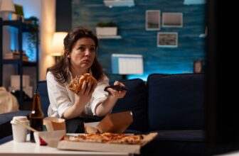 This Would possibly Be Why You Can’t Cease Binge Consuming at Night time
